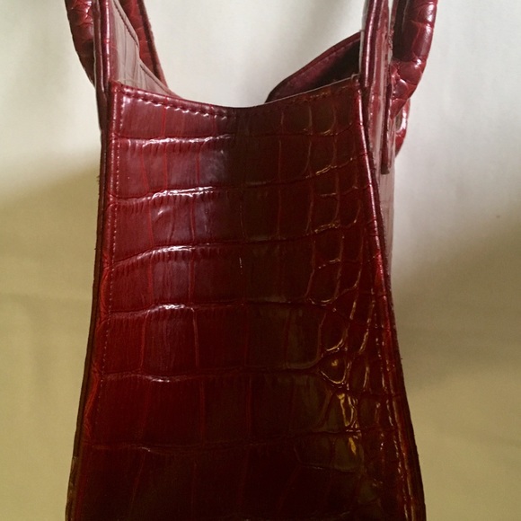 Burgundy/Red “Crocodile” Liz Claiborne Purse. - Picture 4 of 8